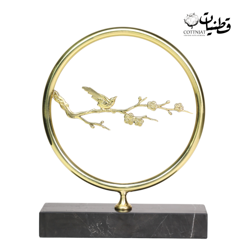تحفه من الرخام باللون الذهبي
