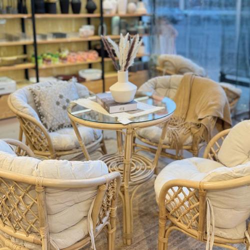 جلسة خيزران دائرية مع طاولة زجاج – تصميم طبيعي فاخ...