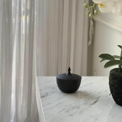 علبة معدن بلون اسود