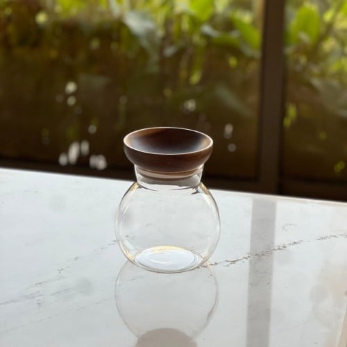 علبة زجاج بغطاء خشب