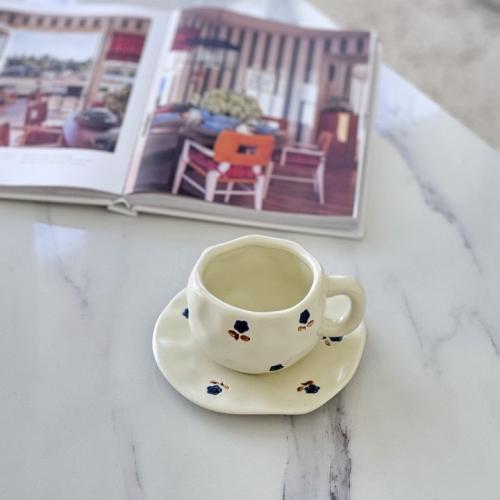 كوب سيراميك بقاعدة