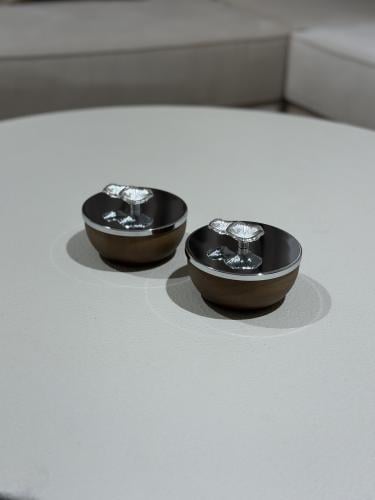 تقديمة خشب بغطاء معدن