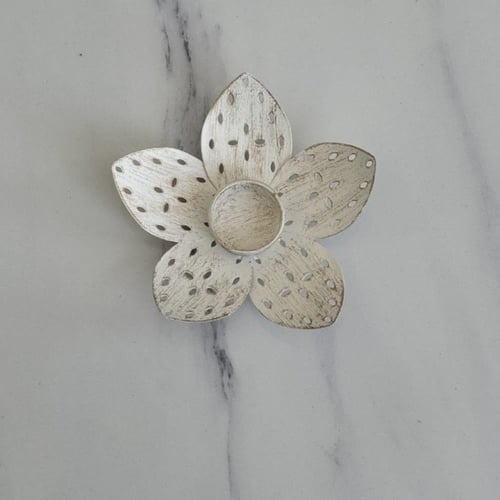 حامل شمع معدن بشكل مميز