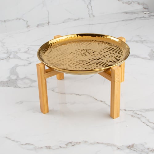 طبق تقديم ذهبي بقاعدة خشبية