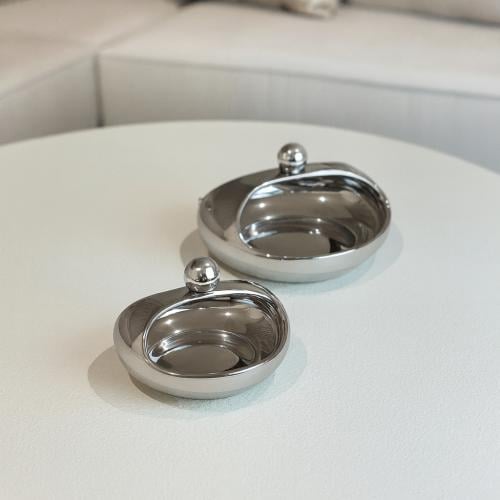 تقديمة سيراميك بلون فضي