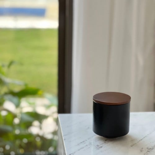 علبة بغطاء خشب