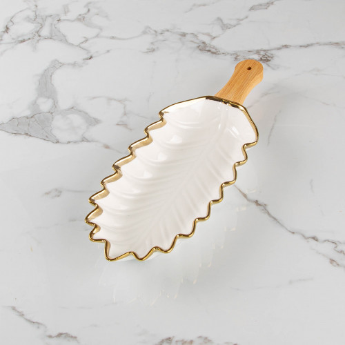 طبق تقديم بمقبض خشب أبيض