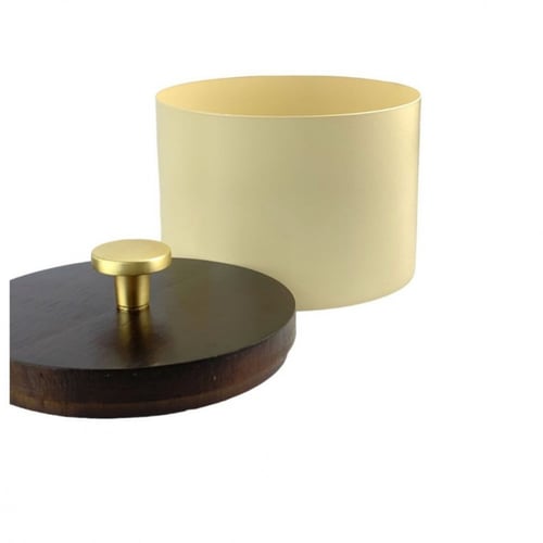 علبة حديد بغطاء خشبي