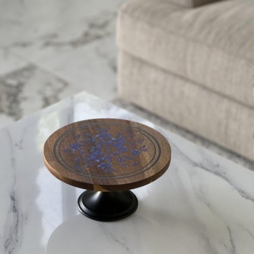 تقديمة خشب بقاعدة معدن