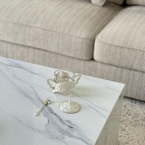 علبة مع ملعقة