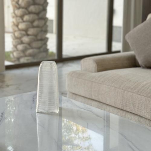 فازة زجاج بشكل مميز