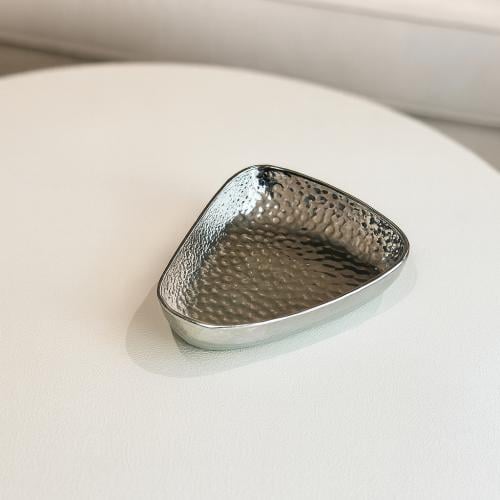 تقديمة سيراميك بلون فضي