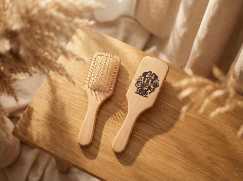 نحت على المشط الخشبي