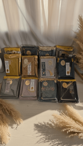 سجادة صلاة ومصحف وفاصل كتاب