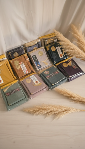 سجادة صلاة ومصحف وفاصل كتاب