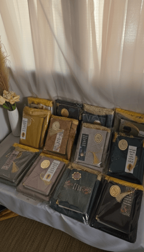 سجادة صلاة ومصحف وفاصل كتاب