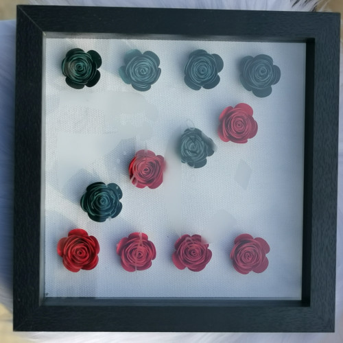 فريم للذكريات معبأ بالورد الكرتوني حسب الفكرة المط...