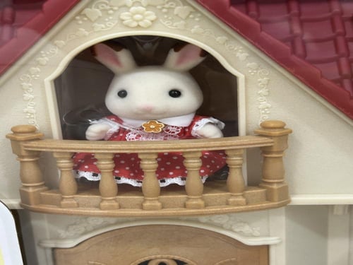 كوخ سيلفينيان فاميليز بسقف احمر