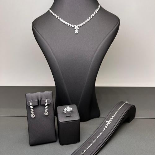 Diamond set, 18-karat gold