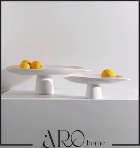 ستاند بتصميم فريد باللون الأبيض صغير