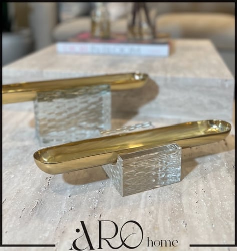 ستاند ذهبي صغير بقاعدة شفافة