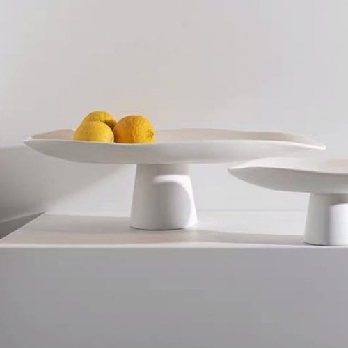 ستاند بتصميم فريد باللون الأبيض كبير