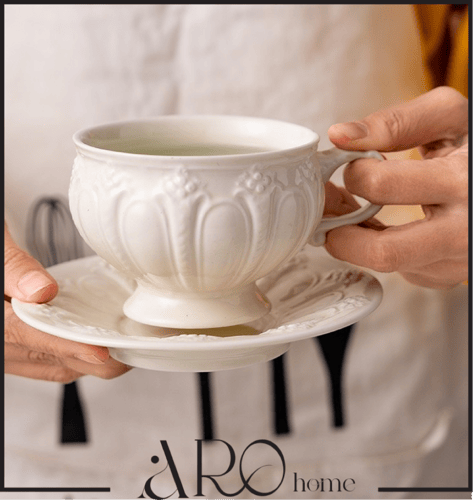 كوب قهوة من السيراميك مع القاعدة