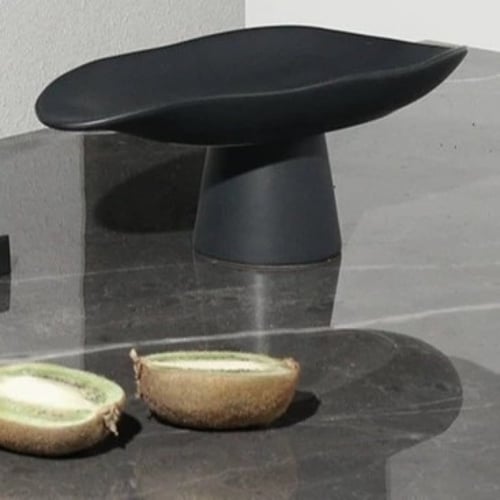 ستاند بتصميم فريد باللون الأسود صغير