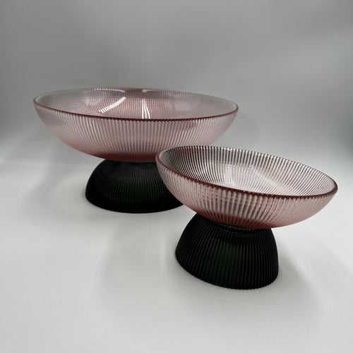 حامل زجاجي وردي بقاعدة سوداء كبير