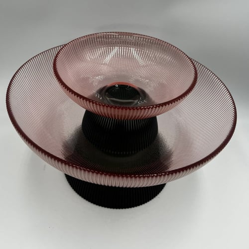 حامل زجاجي وردي بقاعدة سوداء صغير