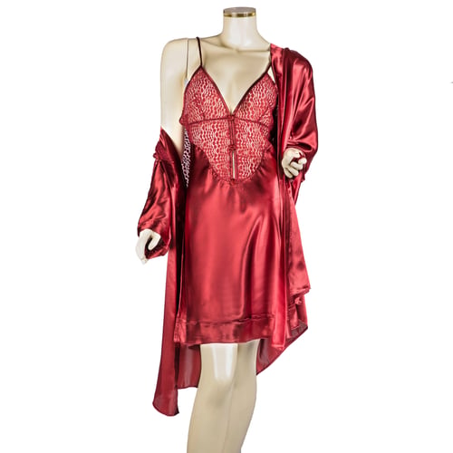 Shirt with a distinctive maroon-colored robe, soft...