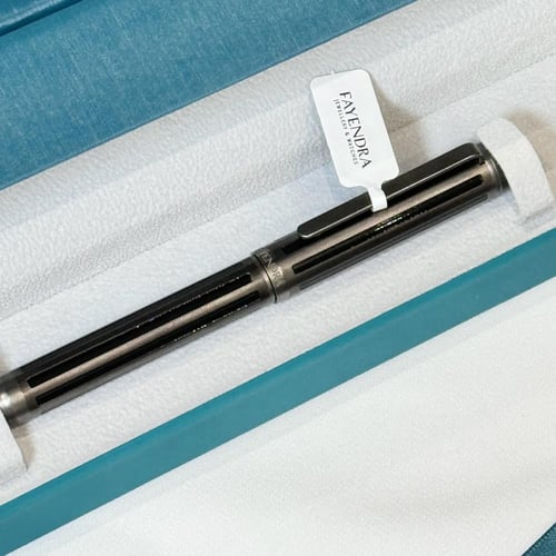 قلم فايندرا مطلي رمادي غامق