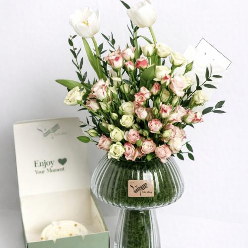 فازة ورد و ميني كيك