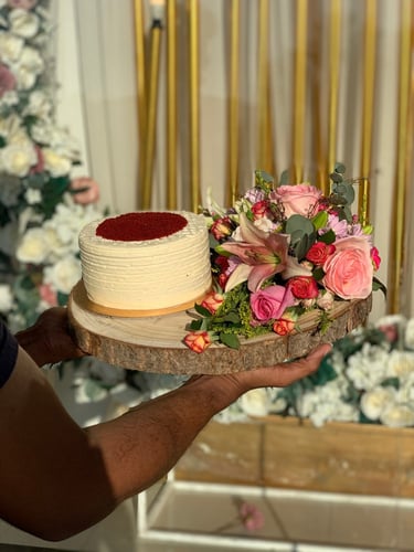 باقه ورد على جذع خشبي مع كيكه