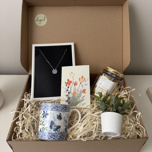 هدية تحتوي على :كوب،قلادة، نبتة، شمعه معطرة، كرت