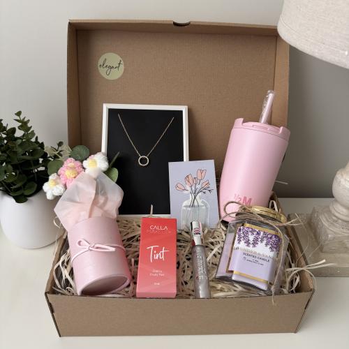 هدية تحتوي على: قلادة، مق ، شمعه، قلوس اسينس، تنت...