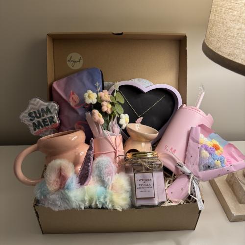 هدية تحتوي على: بوكس قلب مع قلادة، كوب، مق هاف ملي...