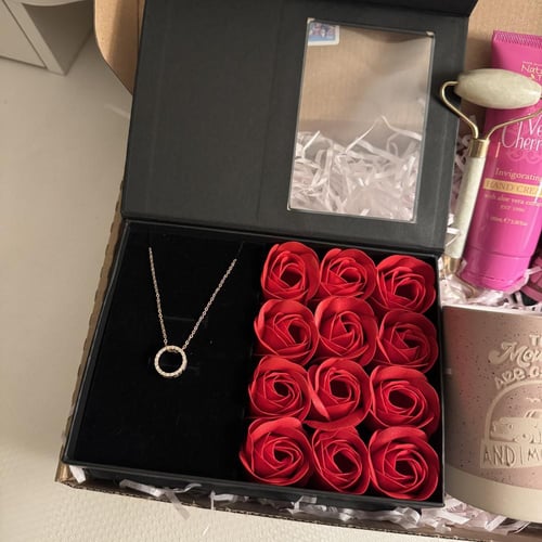 المحتويات: بوكس ورد مع قلادة ذهبية ,كوب, كريم مرطب...