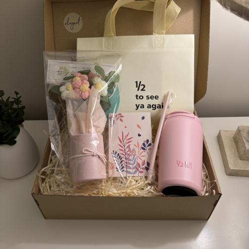 هدية تحتوي على: مق هاف مليون، ورد صوف، كرت