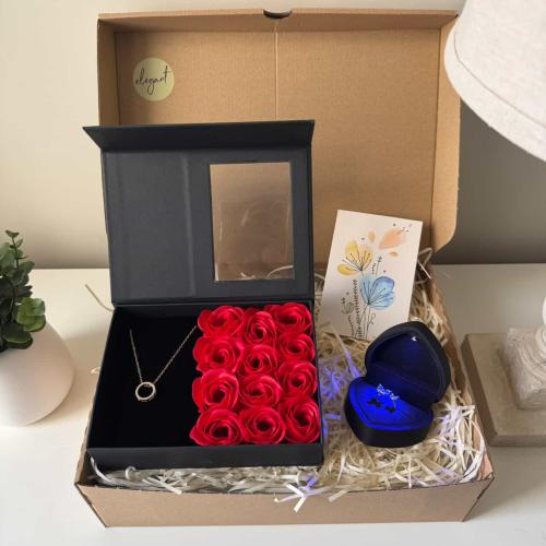 هدية تحتوي على بوكس ورد احمر مع قلاده، القلب المضي...