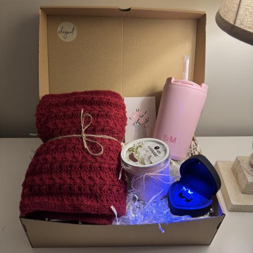 هدية الشال الاحمر تحتوي على : شال احمر، مق هاف ملي...