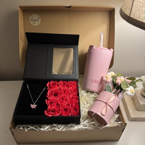 هدية تحتوي على: بوكس الورد الاحمر مع قلادة ،مق هاف...