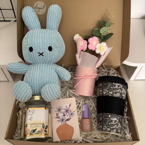 هدية تحتوي على: دمية، مق، نبته، مناكير، شمعة معطرة...