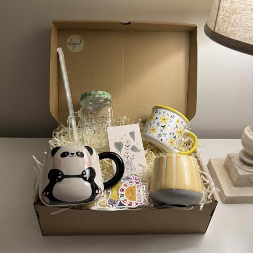 هدية الاكواب باللون الاصفر تحتوي على: 4اشكال مختفل...