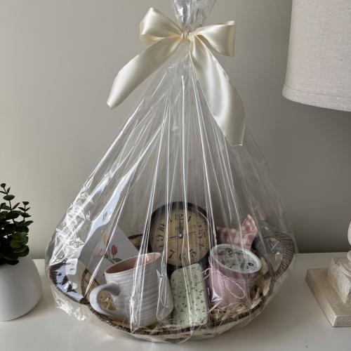 سلة الروقان المحتويات: ساعه، كوب، منشفة، شمعه، مجم...