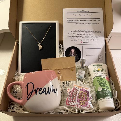هدية تخرج تحتوي على: قلادة، كوب، كريم مرطب، عطر صغ...