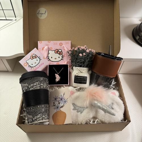 هدية تحتوي على : بوكس هلو كيتي مع قلادة، كيس، ٢ مق...