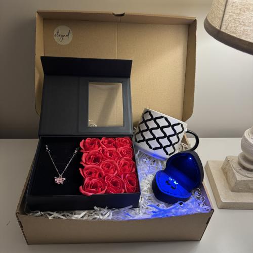 هدية تحتوي على : بوكس الورد الاحمر مع قلادة ،كوب ،...