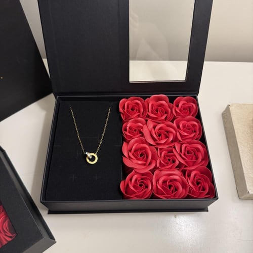 بوكس الورد الاحمر، قلادة، كيس