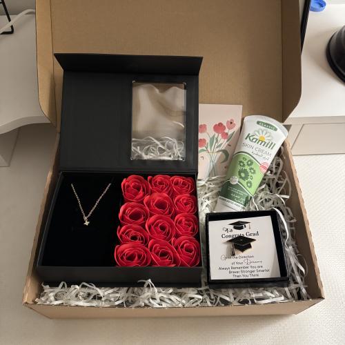 هدية تحتوي على: بوكس ورد مع قلادة، كريم مرطب، بروش...